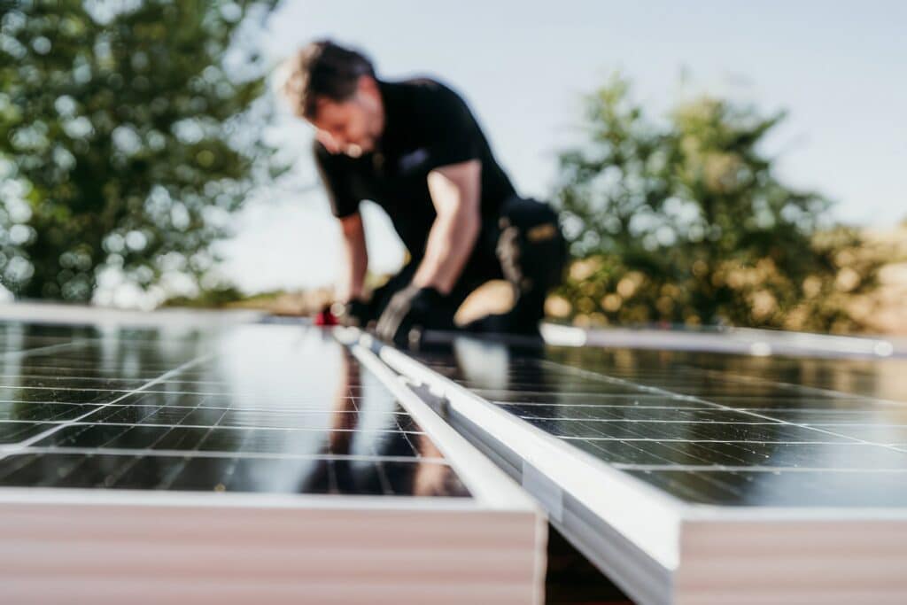 Technicien dépannage panneaux solaires